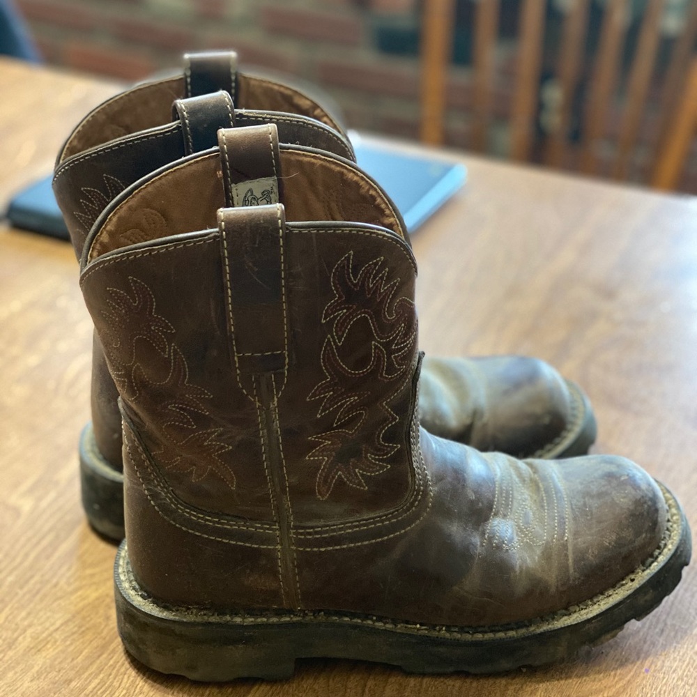 Ariat western boots size 8